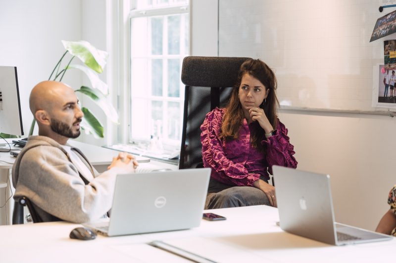 Adapt-collega's in gesprek aan bureau